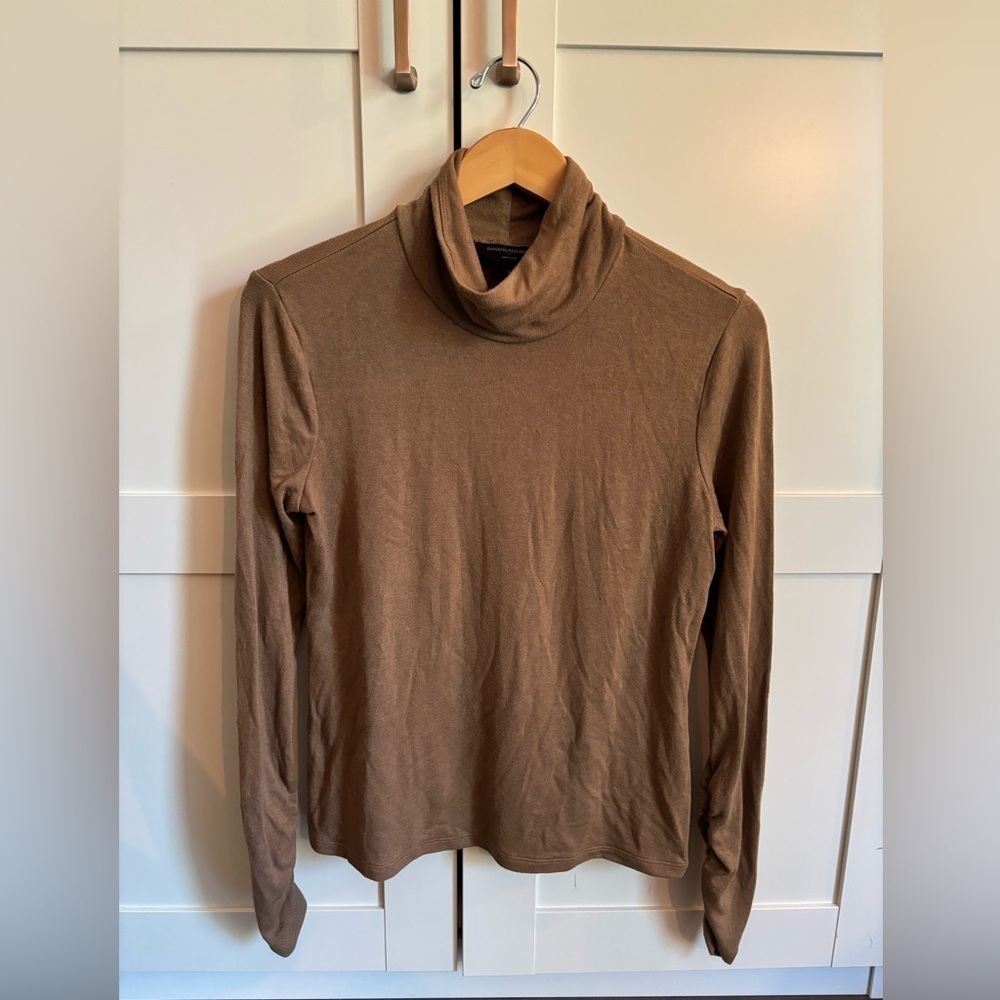 Banana Republic soft luxe sweater cotton blend size medium camel color turtlenec